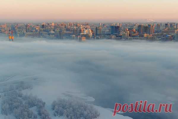 Режим «черного неба» в Сибири. Фоторепортаж. В Новосибирске и Томске ввели режим «черного неба», он продлится до 11 февраля. Аналогичный режим в Кемерове предусмотрен до 9 февраля. Речь идет о метеоусловиях, неблагоприятных для рассеивания вредных примесей. Этим условиям присвоена первая степень опасности, при которой населению рекомендуют не выходить на улицу, воздержаться от поездок на личном транспорте и проветривать помещения только при помощи кондиционеров. Обстановка в городах Сибири — в…
