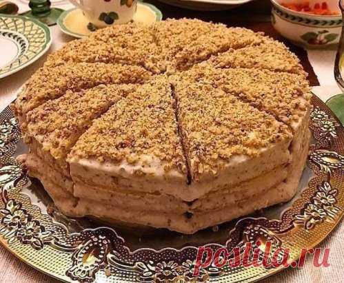 Сметанник. Отличный и очень вкусный рецепт 
(сметана должна быть жирной, от 25% и выше)
Перемешать 250 гр сметаны, 250 гр сахарного песка и 1 чайн. ложку соды (без горки). Добавить 3 стакана муки (примерно) и замесить тесто, долго не месить, оно должно быть не очень твёрдым.
Разделить тесто на 5-6 кусочков. Раскатать первый кусочек в круглый корж и вырезать ровный круг (если нет специальной формы,