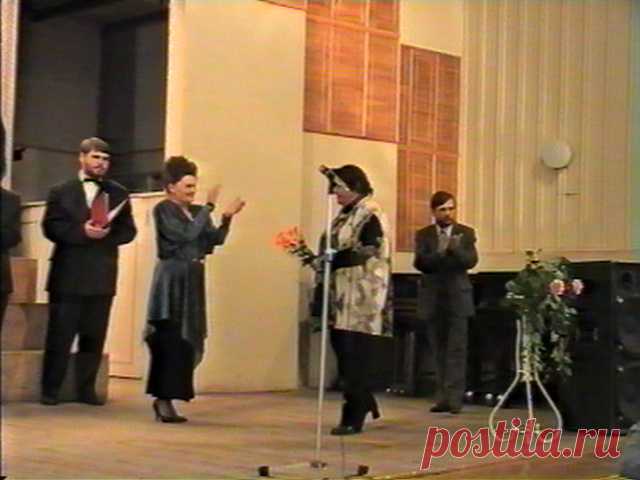 «Молодушки шепчутся» из кантаты "На Урале заводском". Стихи Риммы Дышаленковой. Музыка Владимира Сидорова. Исполняет муниципальный камерный хор под руководством Светланы Синдиной. Авторский концерт Владимира Сидорова 5 мая 1998 года в большом концертном зале Магнитогорской консерватории.