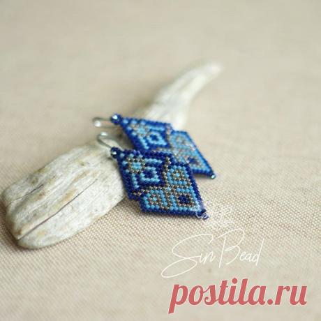 🙌Blue beaded earrings with rhodium-plated hooks.
______________
Серьги с серебристым узором в наличии. Качественный японский бисер и родированные дужки. *
*
*
#custom #customgift #handmade #handmadegift #etsy #etsyshop #etsyseller #etsygift #etsyfinds #shopetsy #buyetsy #etsyhunter #etsyfinds #etsylove #etsysellers #etsyearrings 
#handcraftedearrings #handmadeearrings #earrings#summerearrings #handmadewithlove #handmadejewelry #handcrafted #dangleearrings