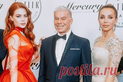 Жена Газманова раскрыла трудности жизни детей из высшего общества. Жена российского певца Олега Газманова Марина раскрыла трудности, с которыми ежедневно сталкиваются дети звездных родителей из высшего общества. «С одной стороны кажется, что у этих девочек блистательная жизнь (...) Но эти девочки должны сразу стартануть в самореализацию или даже миссию», — посетовала она.