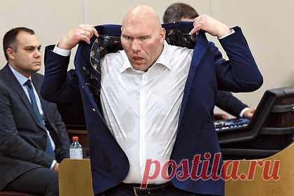 Валуев получил повестку в военкомат. Бывший чемпион мира по боксу, депутат Госдумы Николай Валуев получил повестку. «По-моему, всем пришли. Мне тоже пришла повестка. Я сейчас в военкомат пойду», — заявил бывший боксер. Он добавил, что его коллеги встали на воинский учет в Госдуме, где смогли получить повестки, а ему для этого нужно ехать домой.