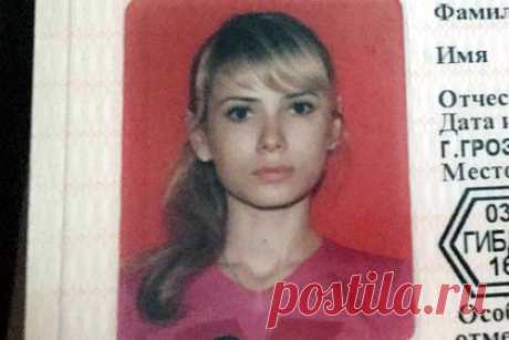 Айза показала внешность до пластики. Певица, дизайнер и бывшая жена российского рэпера Гуфа Айза-Лилуна Ай (Анохина) показала внешность до пластики. 38-летняя знаменитость продемонстрировала свое старое водительское удостоверение. На размещенном фото она предстала с завязанными в низкий хвост светлыми волосами и прикрывающей лоб челкой.