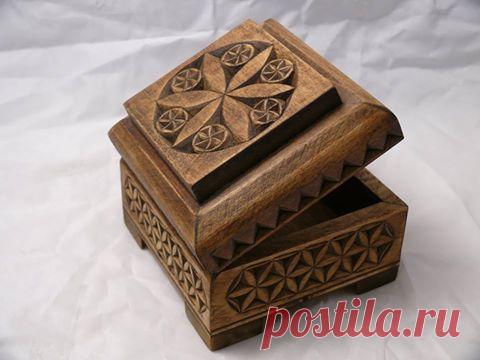 Небольшая шкатулка квадратной формы для хранения украшений и прочих мелких "приятностей".
Липа.Геометрическая резьба.
Размер 9*9 см.,высота 7 см.
Отделка-морилка+горячая пропитка льняным маслом+вощение.

Автор - Алексей Гаврилов