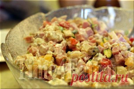 Салат с курицей, ветчиной, перцем и фисташками | Пора перекусить!