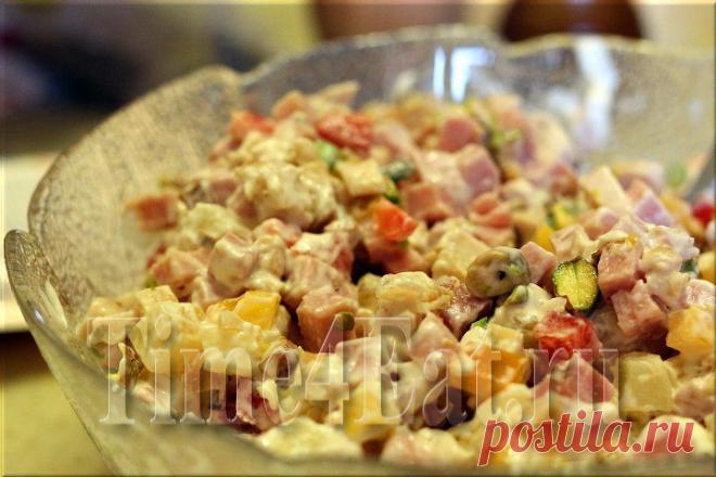 Салат с курицей, ветчиной, перцем и фисташками | Пора перекусить!