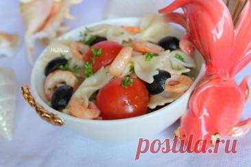 Паста с креветками и помидорами черри Паста с креветками и помидорами черри - это вкусное и сытное блюдо, которое подходит как для повседневного, так и для праздничного стола. Сочетание нежных креветок, сочных помидоров и ароматных трав делает это блюдо ярким и аппетитным. Попробуйте приготовить его с разными видами пасты и зеленью, чтобы найти свой идеальный вариант.