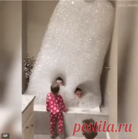 Koгда ванну готовит для детей папа