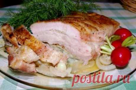 Грудинка "Лукочесночная"

Ингредиенты 
-грудинка 1,5 кг 
-лук 4 шт. 
-чеснок 1 головка 
-соль, перец, лавровый лист 
-газированная вода 1/2 ст. 

Приготовление:
С грудинки срезаем шкуру. 
Грудинку режем на кусочки, но не до конца. Натираем солью, перцем. В разрезы вставляем крупно порезанный чеснок и полукольца лука. Посыпаем измельченным лавровым листом. Оставляем мариноваться на ночь. 
Форму для запекания застилаем фольгой, выкладываем сначала лук, потом грудинку, налива...