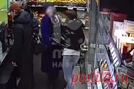 Петербурженка избила посетительниц магазина и попала на видео. В магазине «Вкусвилл» в Санкт-Петербурге девушка жестоко избила двух посетительниц. Инцидент произошел на проспекте Энергетиков в Красногвардейском районе города. Сначала неадекватная петербурженка на входе в торговое помещение толкнула одну из покупательниц на припаркованную машину.