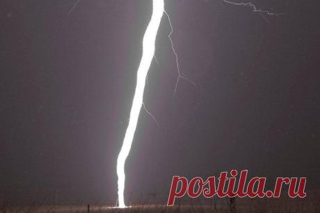 Очень близкое расстояние до молнии во время грозы  в Квинсленде, Австралия, 14 ноября 2013 г. / Социальная погода