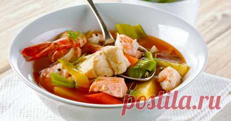 Eine große Schale würzig-klare Brühe mit viel Gemüse und Fisch – damit steht man auch die eisigen Winter Skandinaviens gut durch. Lachs und Garnelen geben der Suppe ihren Namen, ein Muss für kalte Tage, auch in Deutschland!