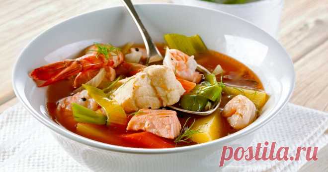 Eine große Schale würzig-klare Brühe mit viel Gemüse und Fisch – damit steht man auch die eisigen Winter Skandinaviens gut durch. Lachs und Garnelen geben der Suppe ihren Namen, ein Muss für kalte Tage, auch in Deutschland!