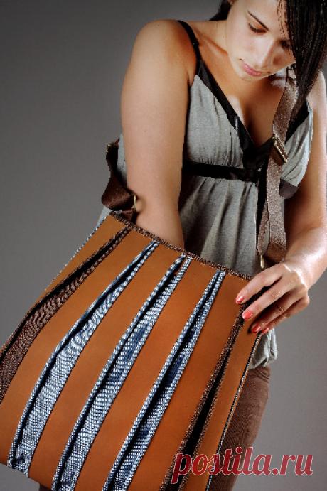 Pleats for lots of extra space. Narrow edge tape. Piping…