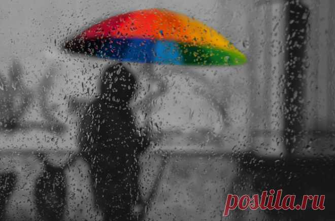 Дождь падает на крыши и дома, С разбегу разбивается о землю, Тихонько стонет с ночи до утра, Оплакивая горькую потерю.