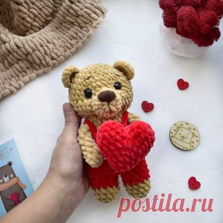 PDF Мишка с сердечком крючком. FREE crochet pattern; Аmigurumi animal patterns. Амигуруми схемы и описания на русском. Вязаные игрушки и поделки своими руками #amimore - плюшевый медведь с сердечком, медвежонок к 14 февраля, мишка ко дню Святого Валентина из плюшевой пряжи.