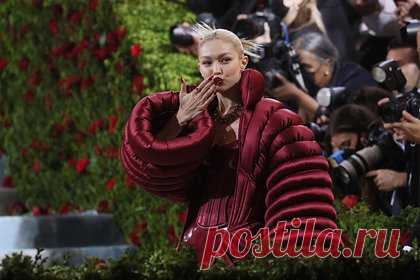 Леонардо Ди Каприо заподозрили в романе с новой девушкой. Журналисты Page Six заподозрили американского актера Леонардо Ди Каприо в романе с новой девушкой — супермоделью Джиджи Хадид. Пара провела время вместе на вечеринке, прошедшей в рамках Недели моды в Нью-Йорке после очередного показа. Позже в распоряжение Daily Mail попали фотографии папарацци с того вечера.