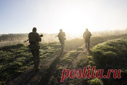 В ДНР заявили о массовом бегстве украинских солдат с линии фронта. Украинские солдаты массово бегут с линии фронта в районе Донецка, в последнее время их число сократилось как минимум втрое. Об этом заявил советник главы Донецкой народной республики (ДНР) Ян Гагин. По его словам, в последнее время на первой линии обороны находится очень маленькое количество бойцов.