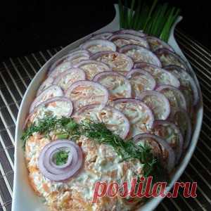 Слоеный салат с красной рыбой, рисом и овощами рецепт – салаты