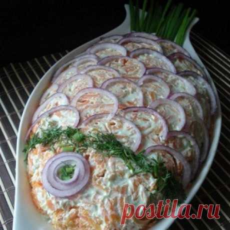 Слоеный салат с красной рыбой, рисом и овощами рецепт – салаты