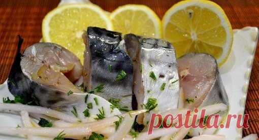 СКУМБРИЯ ПРЯНОГО ПОСОЛА 

ИНГРЕДИЕНТЫ: 
● На килограмм скумбрии: 
● Литр воды 
● Четыре столовых ложки крупной соли 
● Две столовых ложки сахара 
● Лавровый лист, 
● перец горошком, 
● гвоздика, 
● укроп, 
● кориандр 

ПРИГОТОВЛЕНИЕ: 
Разморозить рыбу, удалить голову, плавники и внутренности.Далее тушку промыть под холодной водой и снять черную пленку. Если пленку не снять, она может испортить готовое блюдо, добавив ему вкус горечи. Теперь скумбрию нарезать порционными кус...