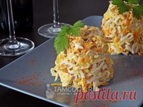 Салат с кальмарами и блинами.