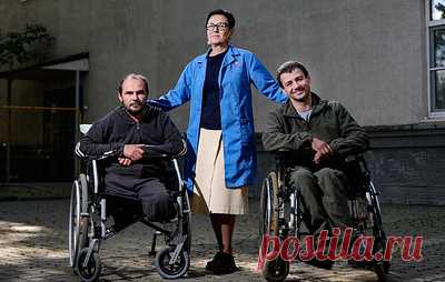 "Мама научила меня доставать ее с того света". "Теплый прием" для тех, кто выбрал жить. Подмосковье, промзона, небольшой двор. Во дворе разгружают грузовик — в нем банки с солеными огурцами. Рядом — люди в инвалидных колясках. Тут же бегают трехцветная кошка и черный кот. У них на скамейке есть домики — большие коробки с пледами. А у людей, которые здесь находятся, своих домов нет. Зато есть "Теплый прием" — место, где помогут и согреют