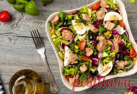 Салаты без майонеза на Новый год 2019: рецепты с фото простые и вкусные Салаты без майонеза идеально подходят для всех приверженцев правильного питания, для тех, кто просто не любит есть майонез. Сегодня можно выбрать любые вкусные и простые рецепты с фото и приготовить на Новый год 2019 легкие закуски со сметаной, йогуртом, оливковым маслом. Или приготовить специальную заправку из растительных масел с добавлением горчицы, специй и пряных трав. Вкусный салат без майонеза с...