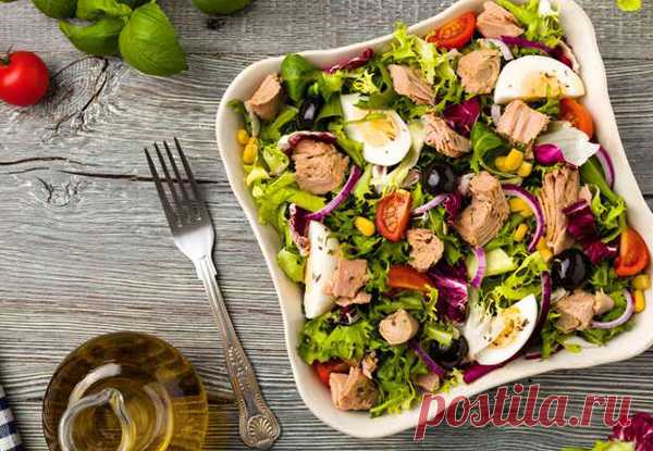 Салаты без майонеза на Новый год 2019: рецепты с фото простые и вкусные Салаты без майонеза идеально подходят для всех приверженцев правильного питания, для тех, кто просто не любит есть майонез. Сегодня можно выбрать любые вкусные и простые рецепты с фото и приготовить на Новый год 2019 легкие закуски со сметаной, йогуртом, оливковым маслом. Или приготовить специальную заправку из растительных масел с добавлением горчицы, специй и пряных трав. Вкусный салат без майонеза с...
