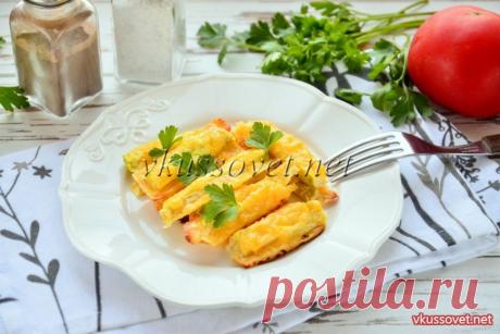 Кабачки в сырном кляре можно назвать скорее закуской, чем основным блюдом. К ним можно подать самые разные соусы – к примеру, томатный, чесночный, с маринованными огурцами, зеленью, на основе сметаны, майонеза или горчицы. И в любом случае получится вкусно – вот такая универсальная закуска.