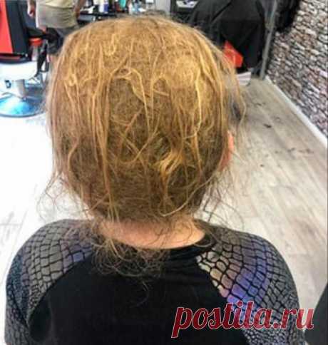 14-летний парень боялся стричься, поэтому за 10 лет его прическа стала похожа на картошку. После визита к парикмахеру парень не узнал сам себя . Милая Я