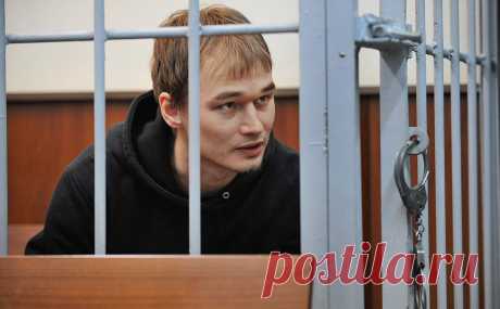 Математика Мифтахова внесли в реестр террористов и экстремистов. Росфинмониторинг внес аспиранта МГУ Азата Мифтахова, которого приговорили к шести годам колонии за поджог офиса партии «Единая Россия», в реестр экстремистов и террористов, следует из обновленного перечня на сайте ведомства.