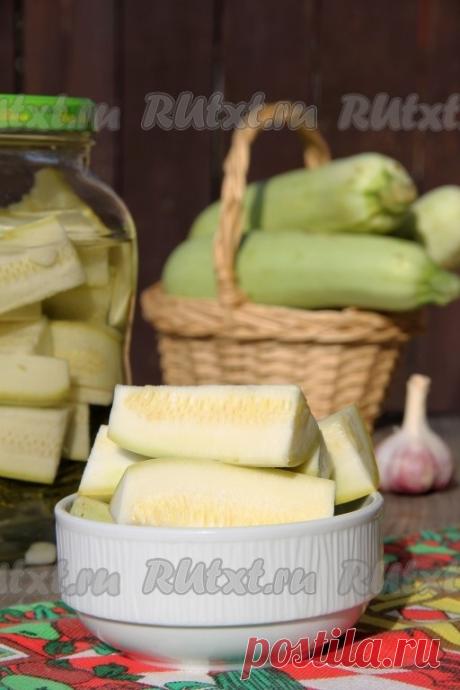 Маринованные кабачки за сутки

Хочу поделиться замечательным рецептом приготовления маринованных кабачков за сутки. Они получаются хрустящими, ароматными, в меру острыми. Такие маринованные кабачки быстрого приготовления можно подать к столу с отварным картофелем или в дополнение к основному блюду. Я просто люблю похрустеть ими с чёрным хлебушком. Я уже два года подряд пользуюсь этим рецептом, особенно когда на прилавках магазинов начинают появляться молоденькие, с нежной ...