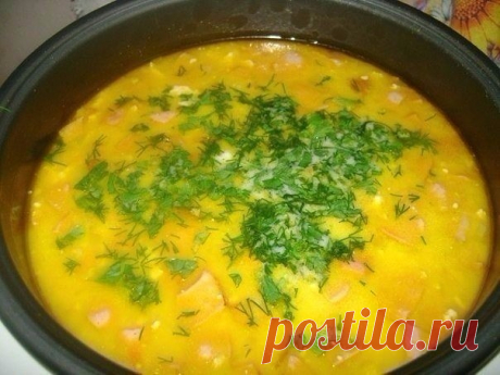 10 рецептов сырных супов 

1. Сырный суп (с шампиньонами и брокколи) 

Ингредиенты: 

Шампиньоны — 5-7 шт. 
Сырки — 2 шт. 
Брокколи — 200 г 
Картофель — 1-2 шт. 
Морковь — 1 шт. 
Соль, растительное масло для обжарки 

Приготовление: 

1. Шампиньоны нарезаем. Обжариваем минут 5-10. Морковку трем на терке и тоже обжариваем. 
2. Брокколи разделяем по соцветиям, на кусочки помельче. 
3. Можно брать свежую брокколи (в сезон), можно воспользоваться и замороженной. 
4. В таком сл...