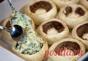 ШАМПИНЬОНЫ, ФАРШИРОВАННЫЕ КУРИЦЕЙ И СЫРОМ ПОЛУЧАЮТСЯ СЫТНЫМИ И ОРИГИНАЛЬНЫМИ НА ВКУС