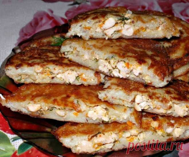 Колдуны картофельные с мясом

Ингредиенты:
Растительное масло для жарки
Картофель — 10 Штук
Яйцо — 2 Штуки
Репчатый лук — 2 Штуки
Морковь-1 шт
Перец и соль — По вкусу
Мясо — 200 Грамм
Мука — 2 Ст. ложки
Чеснок — 3 Дольки
Сметана 2-3 ст.л

Приготовление:
1. В первую очередь очищаем чеснок,морковь и лук.Чеснок выдавливаем через чесночницу,лук и филе нарезаем не большими кубиками,морковь трём на тёрки .
2. Теперь готовим начинку,лук,морковь и кусочки филе,обжариваем на растит...