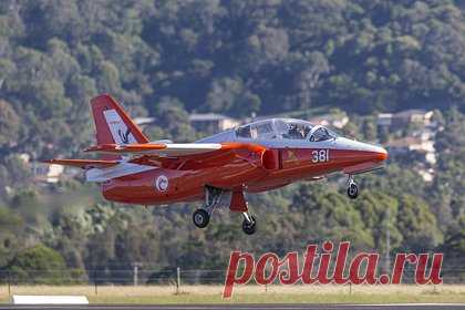 Два частных самолета с пассажирами на борту столкнулись в небе. Два частных самолета SIAI-Marchetti S.211 с пассажирами на борту столкнулись в небе над Австралией. Авария произошла 19 ноября над водами залива Порт-Филипп, в 12 километрах от Морнингтона. Отмечается, что один из реактивных самолетов упал в воду, а другой благополучно приземлился в аэропорту Мельбурна.