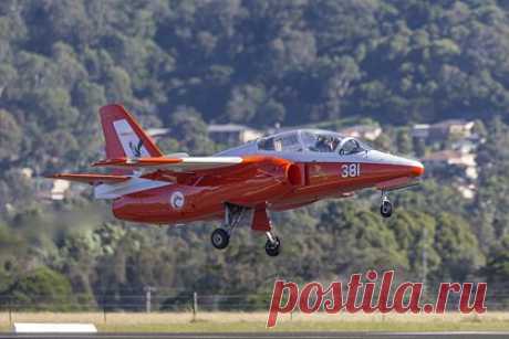 Два частных самолета с пассажирами на борту столкнулись в небе. Два частных самолета SIAI-Marchetti S.211 с пассажирами на борту столкнулись в небе над Австралией. Авария произошла 19 ноября над водами залива Порт-Филипп, в 12 километрах от Морнингтона. Отмечается, что один из реактивных самолетов упал в воду, а другой благополучно приземлился в аэропорту Мельбурна.