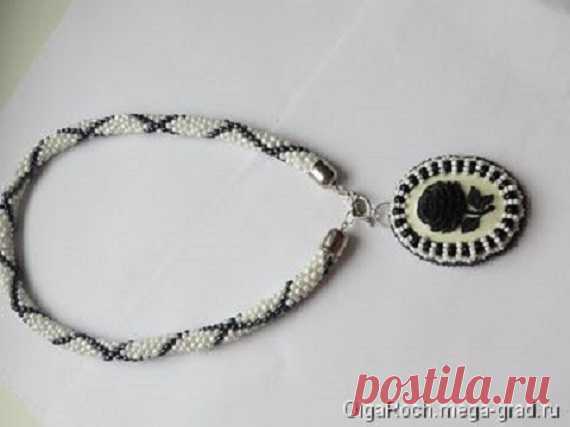 То же колье, в другом ракурсе.