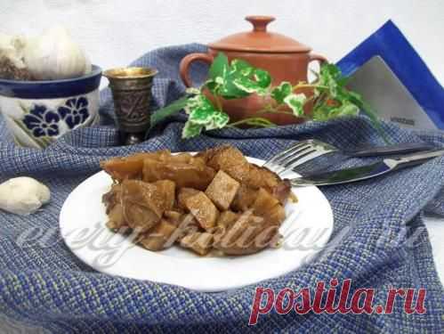 Запеченный  с яблоками в горшочке