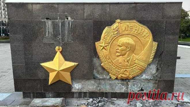 В Одессе снесли советские символы со стелы "Крылья Победы". В Одессе сторонники декоммунизации снесли советские символы у подножия стелы "Крылья Победы". Об этом сообщило интернет-издание "Страна". На опубликованных с места фотографиях видно, как двое мужчин отдирают от ...