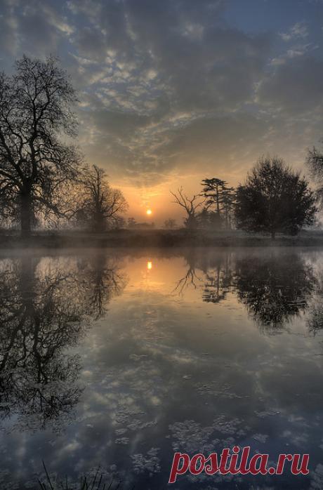 coiour-my-world:
“Reflections of a Sky by Jerry Lake by ParkPictures on Flickr.
”