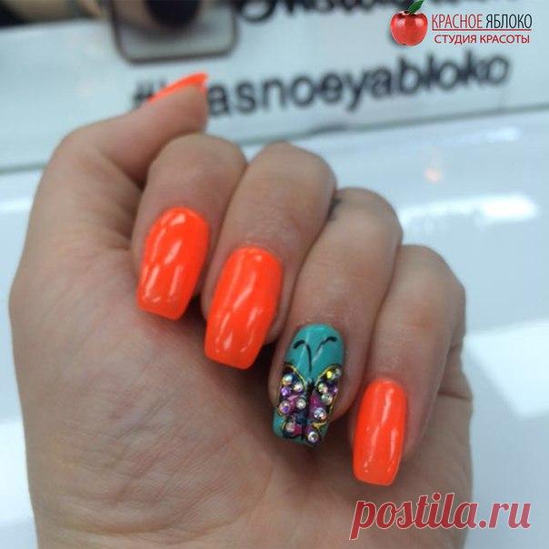 Оранжевый🍊 маникюр сам по себе притягивает💁 взгляд😍 своей яркостью. Посадим🎀 на один ноготок💅 сияющую стразами бабочку💎, и уже никто не останется😘 равнодушным! Работа🍎 Алины м.Кузьминки.