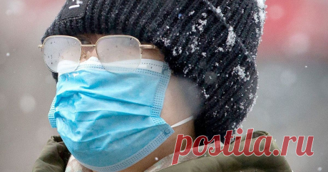 Хитрость из советской армии, которая поможет не запотевать очкам при ношении маски Сложно отыскать человека, который за последний год ни разу не надевал бы медицинскую маску в связи с известными событиями. Многие люди при этом еще и очки должны носить по причинам слабого зрения. Те, кто вынужден совмещать ношение этих двух аксессуаров, столкнулись с такой проблемой, как запотевание стекол очков. В советской армии решение данной проблемы знал каждый солдат, побывавший на КМ...