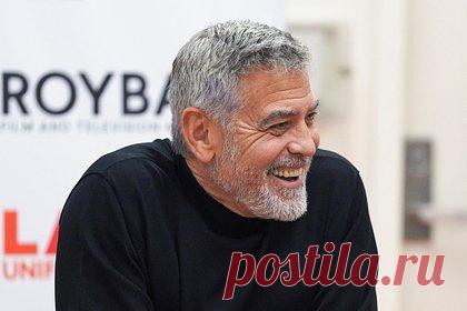 Джордж Клуни спродюсирует шпионский сериал. Американский актер Джордж Клуни спродюсирует ремейк популярного французского сериала «Бюро». В американской версии шпионский политический триллер получит название The Department. Сериал выйдет на канале Showtime. Джордж Клуни и Грант Хеслов выступят продюсерами американской версии шоу.