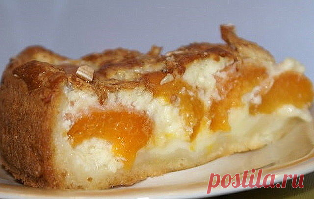 БЫСТРЫЙ ПИРОГ

Дешевый и простой, но вкусный пирог, который совсем не приедается, достаточно только менять начинки. Вишня, смородина, малина... Для начала попробуйте с яблоками и абрикосами.

Понадобится.
Яйца 2 шт., сахар 1 стакан, сметана 1 стакан, сливочное масло 1 ст. ложка, разрыхлитель 1 ч. ложка, мука 2 стакана, яблоки, абрикосы.

* Яблоки порезать дольками, а абрикосы поделить на 2 половинки и слегка присыпать сахаром. Оставить на полчаса.

* Яйца растереть с сахар...