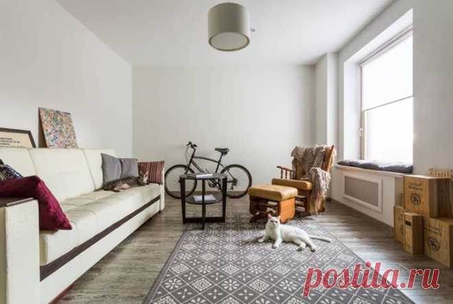 Квартира в московском районе Хорошево-Мневники подверглась радикальной перестройке сразу же после покупки. Ее жизнерадостная хозяйка решила не усердствовать с дизайном, а положиться на красивый естественный свет и минимализм в интерьере. Предметы, привезенные из семейного дома в Нарьян-Маре, подарки от друзей и ласковая кошка создают характер квартиры и уютную атмосферу. Посмотрите все фото проекта: