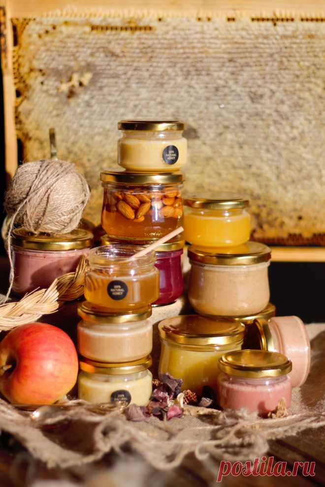 Вы когда-нибудь задумывались, почему первый месяц после свадьбы назвали «медовым»? Дело в том, что на Руси существовала традиция дарить новобрачным 5-килограмовый бочонок с мёдом. За 30 дней со дня бракосочетания молодожёны должны были подаренный мёд скушать. В последнее время появился обычай на свадьбе делать гостям презент-комплимент в знак благодарности. Небольшая красивая баночка с мёдом, украшенная в стиле свадьбы, может стать таким подарком.