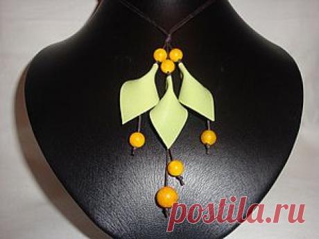 Немножко кожи, несколько бусин и весеннее украшение готово - Ярмарка Мастеров - ручная работа, handmade