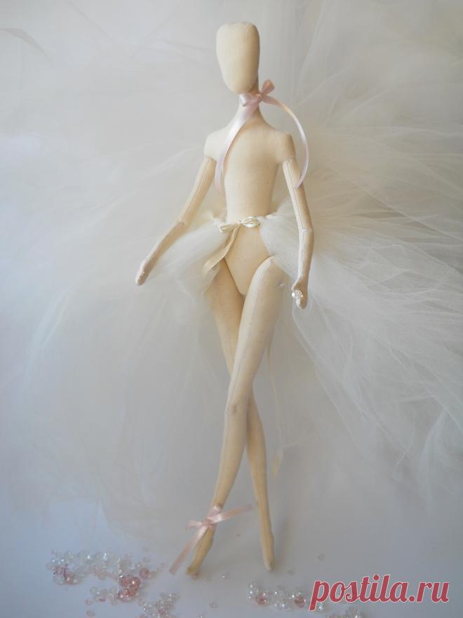 PDF Pattern for LaDonna Blank Doll BODY is 19 inches (48 cm) tall

These  doll bodies are perfect if you wish to make the art doll but don't have the time to make the body. The blank doll bodies are ready for your own creativity. You can personalize them by adding your choice of hair and clothing.
https://www.etsy.com/listing/930161269/pdf-sewing-doll-la-donna-pattern-and?ref=shop_home_active_33